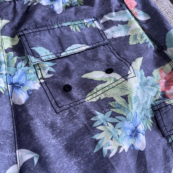 Tommy Bahama swim shorts - Picture 5 of 7